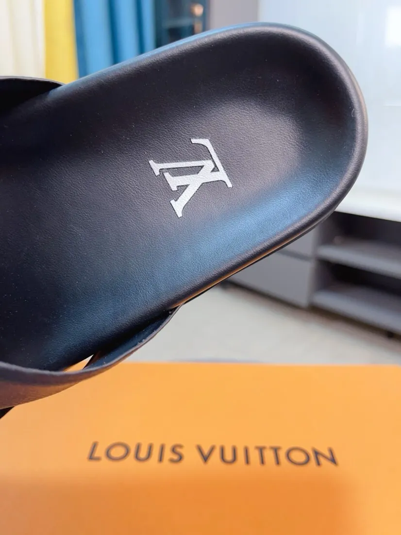 Men's shoes💰300🌹🌹【LV】Multi-color new men's slippers, original top quality version, original special cowhide cross pattern➕sheepskin inside and side, non-slip combined sole, more stable walking, more comfortable and lightweight, high-end and generous, size: 38~44